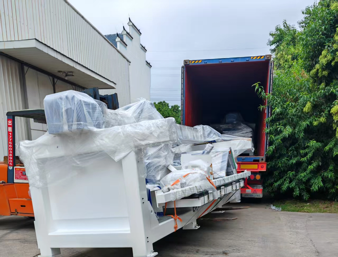 Midecnc 4+1 Axis CNC Bridge Saw in Vietnam stone fabrication workshop